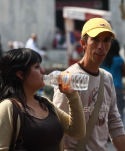 EL AGUA EMBOTELLADA: UN DESPOJO QUE INICIÓ HACE 30 AÑOS